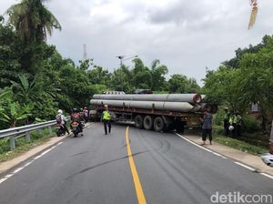 Tronton Mogok Palang Jalan di Jembrana, Lintas Denpasar-Gilimanuk Lumpuh Tronton Mogok Palang Jalan di Jembrana, Lintas Denpasar-Gilimanuk Lumpuh