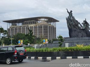 Tugu Zapin Kini Ditutupi Jaring Buntut Sering Dicuri Maling, PUPR Segera Perbaiki Tugu Zapin Kini Ditutupi Jaring Buntut Sering Dicuri Maling, PUPR Segera Perbaiki
