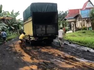 Belum Lama Jalan Dibuka, Truk Batu Bara Terguling di Jambi Bikin Macet Lagi