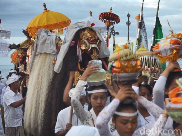 Intip Prosesi Melasti Menjelang Nyepi di Bali