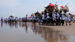 Melihat Ritual Melasti Umat Hindu Jelang Nyepi di Bali