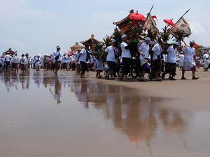 Melihat Ritual Melasti Umat Hindu Jelang Nyepi di Bali