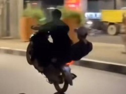 Viral 2 Pria Boncengan Motor di Makassar Freestyle-Berpose Depan Kamera ETLE