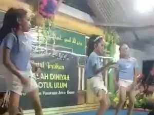Warga Kecam Aksi 3 Gadis Ngebor di Wisuda Madrasah Pasuruan Warga Kecam Aksi 3 Gadis Ngebor di Wisuda Madrasah Pasuruan