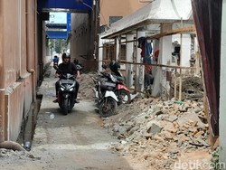 Usai Dibongkar, Warga Harap Global Prima Bersihkan Material Tembok di Gang Abadi