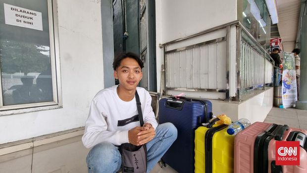 Warga Sudah Mulai Mudik Jelang Bulan Puasa Menjelang bulan puasa, stasiun di Jakarta mulai dipadati oleh masyarakat yang berencana pulang kampung.