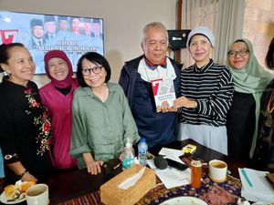 Separuh Jiwa Melayang Ketika Pecahan Lampu Kenai Presiden Soeharto Separuh Jiwa Melayang Ketika Pecahan Lampu Kenai Presiden Soeharto