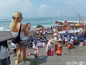 Turis Asing Kagum Lihat Ritual Melasti Umat Hindu Bali Jelang Nyepi Turis Asing Kagum Lihat Ritual Melasti Umat Hindu Bali Jelang Nyepi