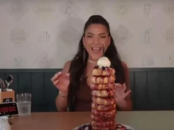 Gokil! Wanita Ini Bisa Habiskan 10 Buah Pancake dalam 5 Menit Saja