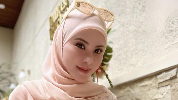 Angel Lelga Hobi Nongkrong di Kafe, Makan Kue hingga Ngopi