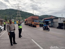 Cuaca Buruk di Pelabuhan Merak, Antrean Kendaraan Capai 4 Km