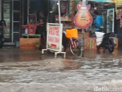 Banjir di Depan Gerbang BTP Makassar, Lalin Macet 1,3 Km