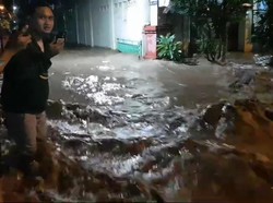 Hujan Deras di Mojokerto Picu Banjir, Jembatan Putus hingga Tanggul Jebol