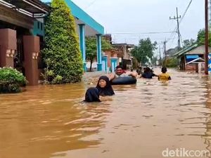 Jalan Penghubung Kecamatan di Grati Pasuruan Lumpuh Terendam Banjir