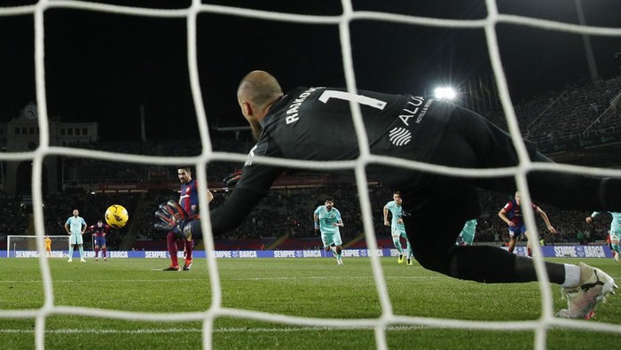 Soccer Football - LaLiga - FC Barcelona v RCD Mallorca - Estadi Olimpic Lluis Companys, Barcelona, Spain - March 8, 2024 RCD Mallorcas Predrag Rajkovic saves a penalty from FC Barcelonas Ilkay Gundogan REUTERS/Albert Gea