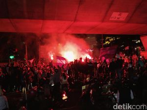 Kolong Flyover Pasupati Dipenuhi Bobotoh Usai Persib Tumbangkan Persija