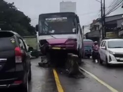 Bus Nyangkut ke Pembatas Jalan Bogor-Sukabumi, Lalin Sempat Macet