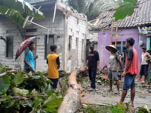 Hujan Angin di Kebumen, Belasan Rumah Rusak-Jaringan Listrik Putus