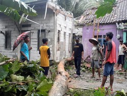 Hujan Angin di Kebumen, Belasan Rumah Rusak-Jaringan Listrik Putus