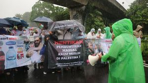 Diguyur Hujan, Massa Bela Palestina Gelar Aksi di Depan Kedubes AS