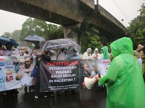 Diguyur Hujan, Massa Bela Palestina Gelar Aksi di Depan Kedubes AS
