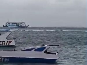 Terjebak Cuaca Buruk, 2 Kapal Tujuan Kangean Berlindung di Pulau Goa-goa