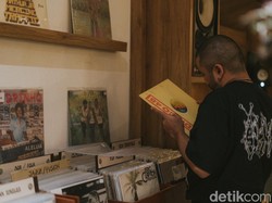 Musik Klasik Analog dari Piringan Hitam di Bar