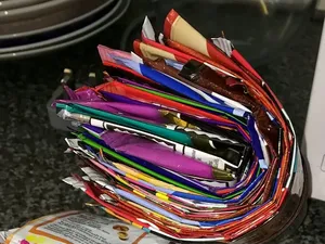 Pria Ini Koleksi Ribuan Bungkus Kripik Kosong, Ini Alasannya