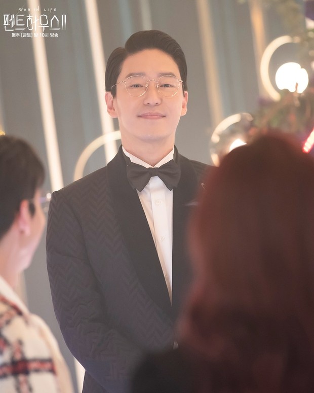 Joo Dan Tae merupakan pengusaha kejam dalam drama The Penthouse./Foto: SBS Joo Dan Tae merupakan pengusaha kejam dalam drama The Penthouse./Foto: SBS