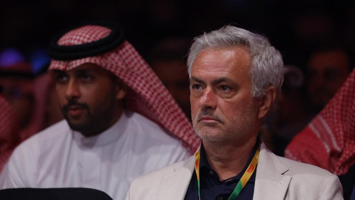 Boxing - Israil Madrimov v Magomed Kurbanov - Kingdom Arena, Riyadh, Saudi Arabia - March 8, 2024 Football coach Jose Mourinho is pictured during the fight between Israil Madrimov and Magomed Kurbanov REUTERS/Andrew Couldridge
