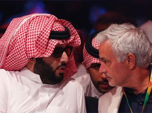 Potret Jose Mourinho Nonton Anthony Joshua Vs Francis Ngannou di Arab