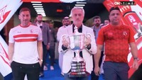 Sebelum nonton Anthony Joshua Vs Francis Ngannou, Mourinho juga hadir dalam final Piala Mesir yang dimainkan di Riyadh. Ia ditemani Romaldo dan Francesco Totti. Foto: dok. Internet/X (Twitter)