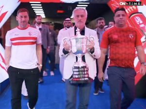 Mourinho di Arab Saudi, Bawa Trofi Diapit Ronaldo dan Totti