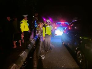 Pemotor Tewas Usai Gagal Salip Truk BBM di Jalur Cianjur-Sukabumi Pemotor Tewas Usai Gagal Salip Truk BBM di Jalur Cianjur-Sukabumi