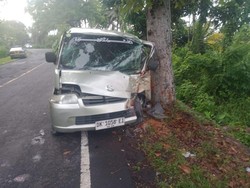 Minibus Tabrak Pohon di Jalan Denpasar-Gilimanuk, 5 Orang Luka-Luka
