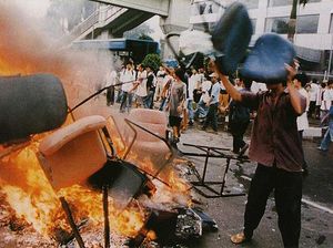 Kerusuhan Mei 1998: Penyebab, Peristiwa Penting, dan Kronologi Kerusuhan Mei 1998: Penyebab, Peristiwa Penting, dan Kronologi