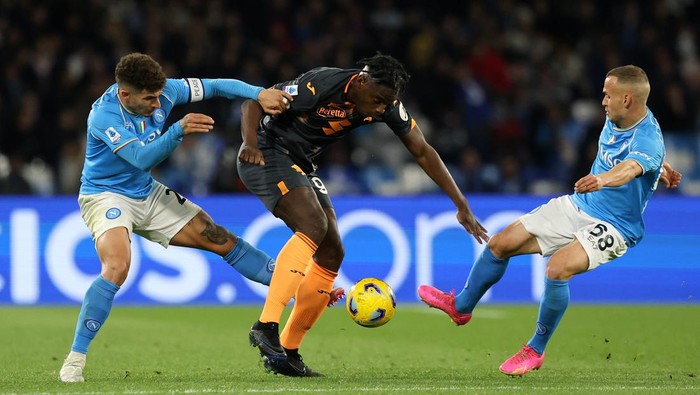 NAPLES, ITALY - MARCH 08: Duvan Zapata of Torino FC battles for possession with Giovanni Di Lorenzo and Stanislav Lobotka of SSC Napoli during the Serie A TIM match between SSC Napoli and Torino FC - Serie A TIM  at Stadio Diego Armando Maradona on March 08, 2024 in Naples, Italy. (Photo by Francesco Pecoraro/Getty Images)
