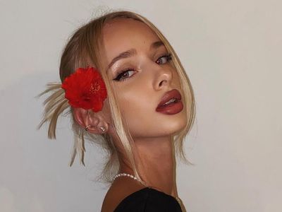 8 Foto Wanita yang Jadi Buronan karena Berpose Topless di Depan Gereja