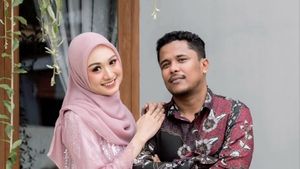 7 Foto Lamaran Komika Mamat Alkatiri & Penggemar yang Kini Jadi Calon Istri