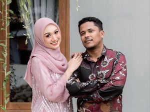 7 Foto Lamaran Komika Mamat Alkatiri & Penggemar yang Kini Jadi Calon Istri 7 Foto Lamaran Komika Mamat Alkatiri & Penggemar yang Kini Jadi Calon Istri