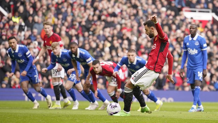 Manchester Uniteds Bruno Fernandes, 2nd from right, shoots to score the opening goal with a penalty kick during an English Premier League soccer match between Manchester United and Everton at the Old Trafford stadium in Manchester, England, Saturday, March 9, 2024. (AP Photo/Dave Thompson)