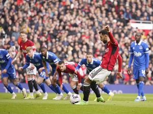 2 Penalti Bawa MU Unggul 2-0 atas Everton di Babak I