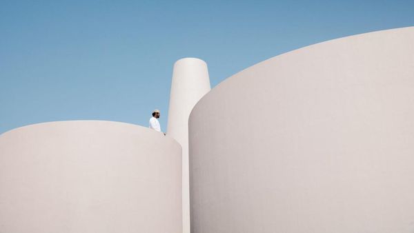 Potret Masjid dengan Menara Berbentuk Kerucut