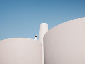 Potret Masjid dengan Menara Berbentuk Kerucut