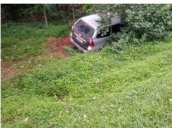 Sopir Ngantuk, Mobil Oleng Masuk Semak-semak di Tol Jagorawi