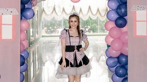 8 Foto Momo Geisha di Ultah ke-5 Sang Anak, Tampil Bak Barbie Pakai Rok Mini