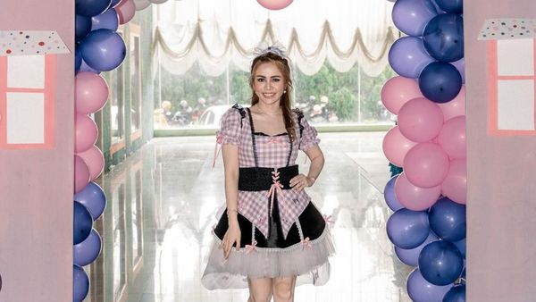 8 Foto Momo Geisha di Ultah ke-5 Sang Anak, Tampil Bak Barbie Pakai Rok Mini