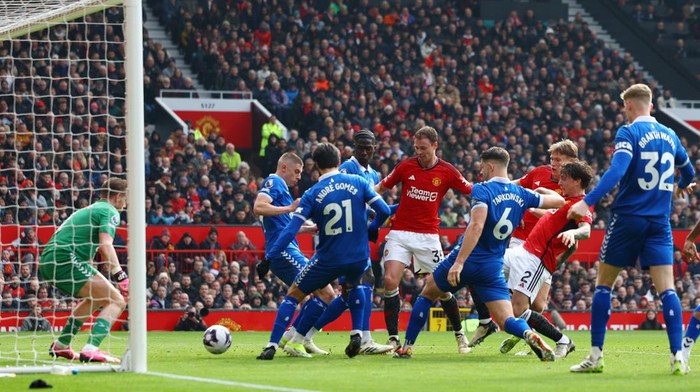 MU vs Everton Soccer Football - Premier League - Manchester United v Everton - Old Trafford, Manchester, Britain - March 9, 2024 Everton's Jordan Pickford saves from Manchester United's Jonny Evans REUTERS/Molly Darlington NO USE WITH UNAUTHORIZED AUDIO, VIDEO, DATA, FIXTURE LISTS, CLUB/LEAGUE LOGOS OR 'LIVE' SERVICES. ONLINE IN-MATCH USE LIMITED TO 45 IMAGES, NO VIDEO EMULATION. NO USE IN BETTING, GAMES OR SINGLE CLUB/LEAGUE/PLAYER PUBLICATIONS.