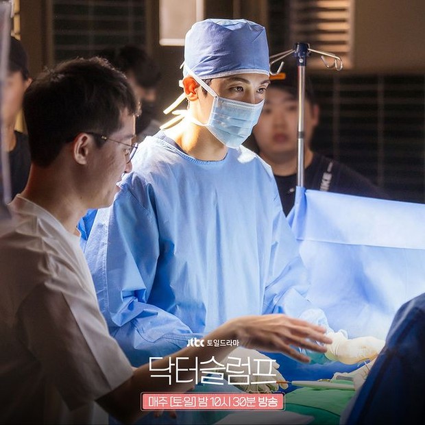 Park Hyung Sik di drama Doctor Slump /Foto: instagram.com/jtbcdrama jtbc