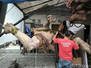 Intip Persiapan Nyepi di Gresik, Warga Buat Sembilan Ogoh-ogoh